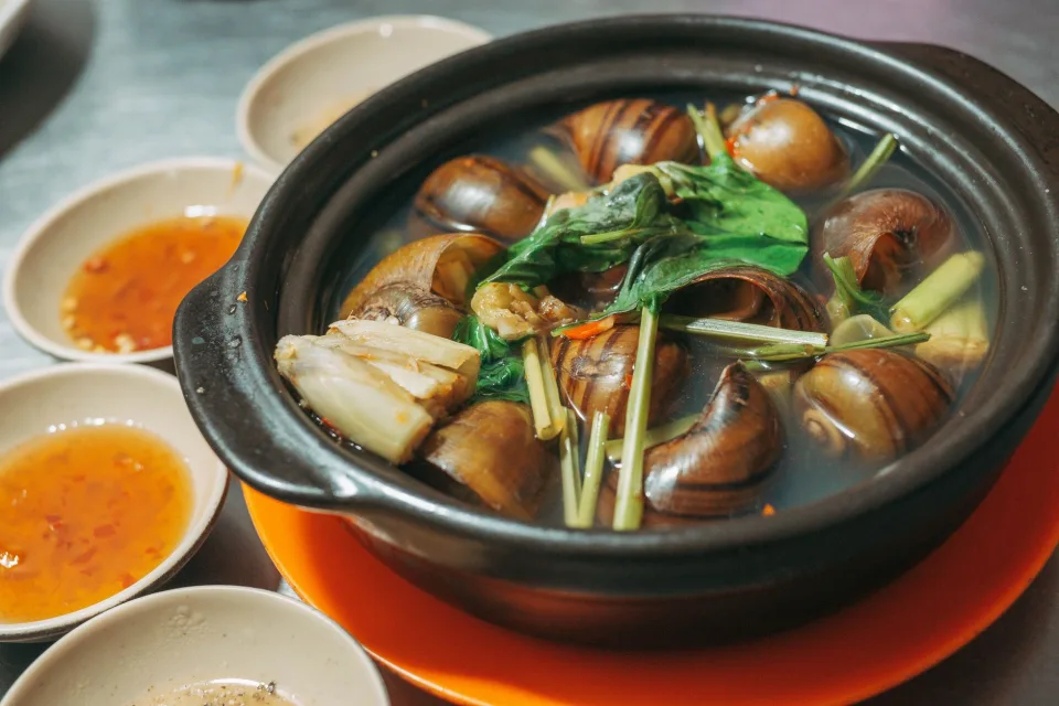 Khách ngồi ăn cơm trưa tại quán