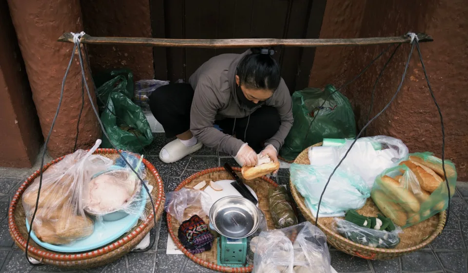 Bàn ăn dọn sẵn chờ khách