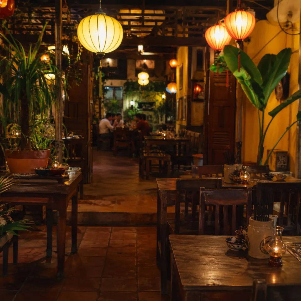 Khách gọi món nhậu cùng bạn bè